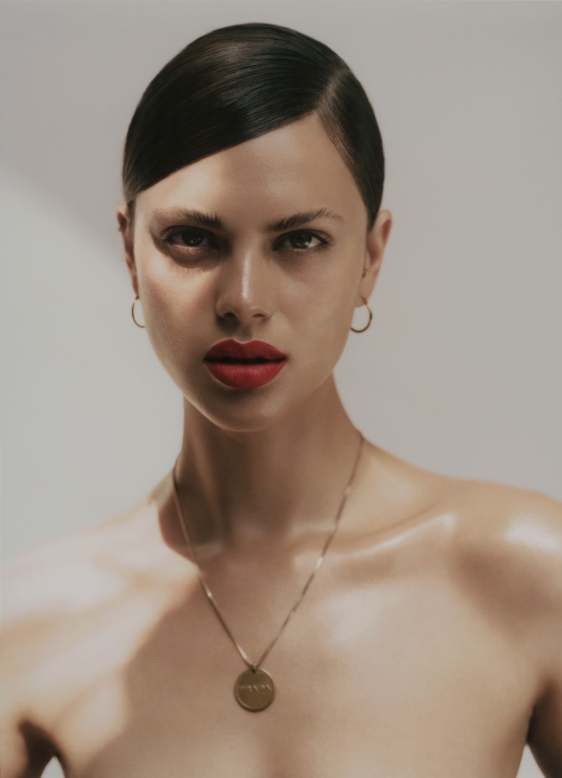 Pendant for L'Officiel Brasil — opening frame